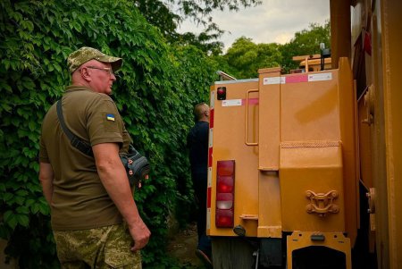 Одеса передала військовим потужний евакуатор HOWO (фото, відео)