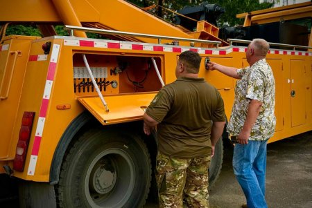 Одеса передала військовим потужний евакуатор HOWO (фото, відео)