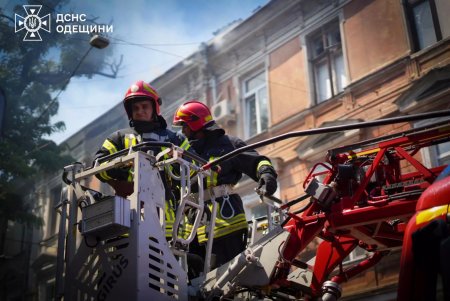 На вулиці Софіївській горить дах трьохповерхового будинку: постраждали три людини (фото)