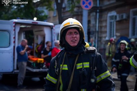 На вулиці Софіївській горить дах трьохповерхового будинку: постраждали три людини (фото)