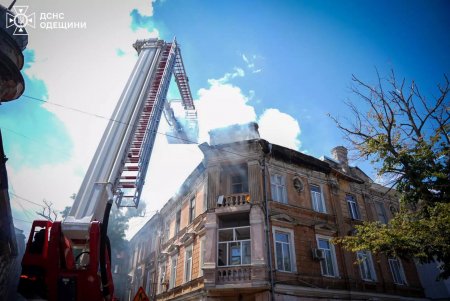 На вулиці Софіївській горить дах трьохповерхового будинку: постраждали три людини (фото)