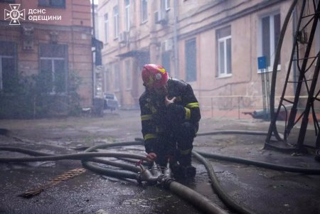 На вулиці Софіївській горить дах трьохповерхового будинку: постраждали три людини (фото)