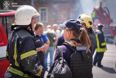 На вулиці Софіївській горить дах трьохповерхового будинку: постраждали три людини (фото)