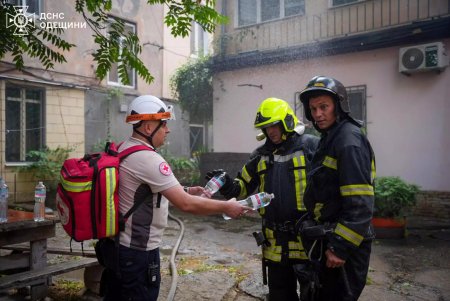 На вулиці Софіївській горить дах трьохповерхового будинку: постраждали три людини (фото)