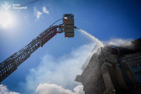 На вулиці Софіївській горить дах трьохповерхового будинку: постраждали три людини (фото)