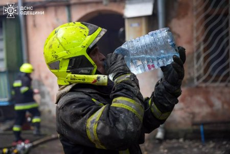 На вулиці Софіївській горить дах трьохповерхового будинку: постраждали три людини (фото)