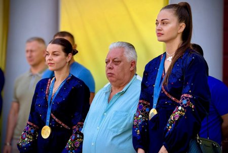 Геннадій Труханов вручив тренеру та олімпійським чемпіонкам з фехтування почесні міські нагороди (фото)