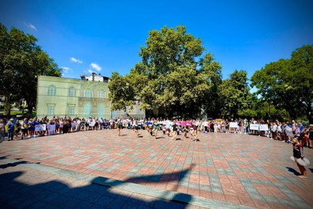 Геннадій Труханов вручив тренеру та олімпійським чемпіонкам з фехтування почесні міські нагороди (фото)