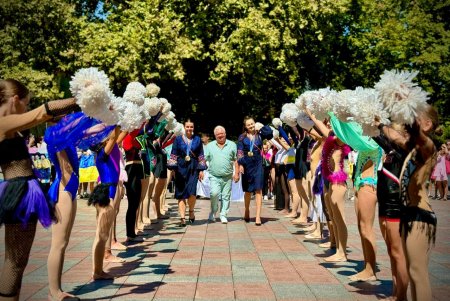 Геннадій Труханов вручив тренеру та олімпійським чемпіонкам з фехтування почесні міські нагороди (фото)