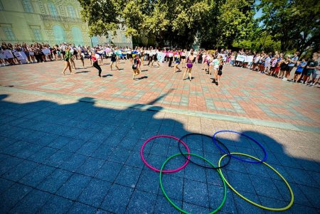 Геннадій Труханов вручив тренеру та олімпійським чемпіонкам з фехтування почесні міські нагороди (фото)