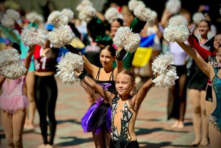 Геннадій Труханов вручив тренеру та олімпійським чемпіонкам з фехтування почесні міські нагороди (фото)