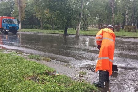 В Одесі випала майже півмісячна норма дощових опадів: комунальники ліквідовують наслідки негоди