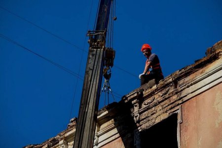 Мер Одеси зустрівся з мешканцями пошкоджених будинків на вул. Софіївській (фото, відео)