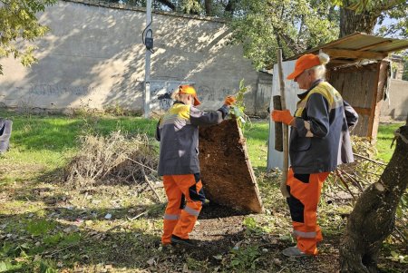 Одесити разом з комунальниками вийшли на суботники (фото)