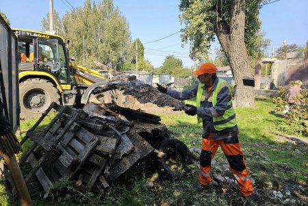 Одесити разом з комунальниками вийшли на суботники (фото)