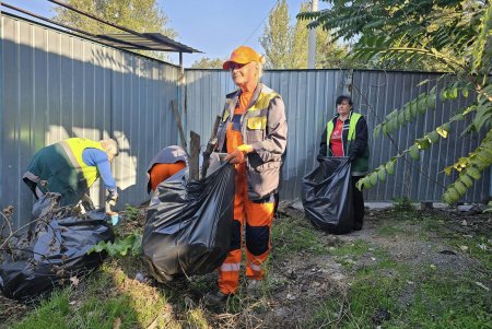 Одесити разом з комунальниками вийшли на суботники (фото)