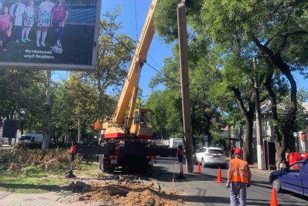 З початку року КП «Одесміськсвітло» замінило 58 аварійних опор (фото)