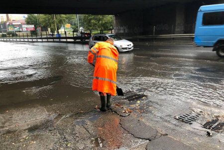 Через негоду на вулицях Одеси чергують аварійні бригади (фото)