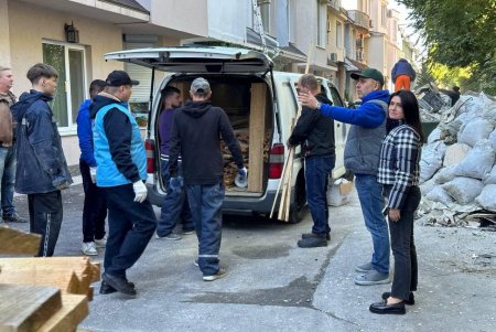 Комунальники ліквідовують наслідки ракетного удару по Одесі (фото)