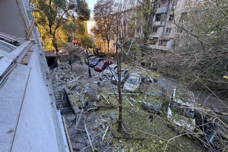 Одеські комунальники ліквідовують наслідки нічної атаки на місто (фото, відео)