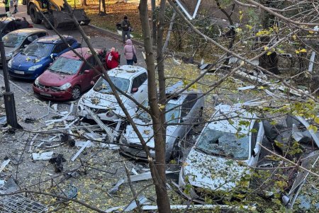 Одеські комунальники ліквідовують наслідки нічної атаки на місто (фото, відео)