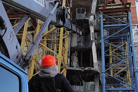 В місті триває відновлення житлового будинку на вул. Середній (фото, відео)