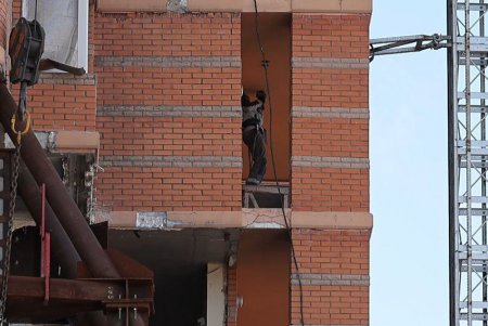 В місті триває відновлення житлового будинку на вул. Середній (фото, відео)