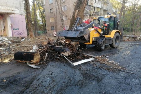 Комунальники завершують роботи з ліквідації наслідків ракетного удару по Одесі (фото) Комунальники завершують роботи з ліквідації наслідків ракетного удару по Одесі (фото)