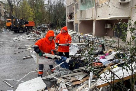 Комунальники завершують роботи з ліквідації наслідків ракетного удару по Одесі (фото) Комунальники завершують роботи з ліквідації наслідків ракетного удару по Одесі (фото)