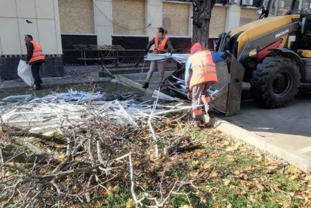 Комунальники завершують роботи з ліквідації наслідків ракетного удару по Одесі (фото) Комунальники завершують роботи з ліквідації наслідків ракетного удару по Одесі (фото)