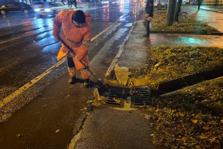 Фахівці КП «Міські дороги» під час дощів додатково очищують зливовідвідну систему Одеси (фото)