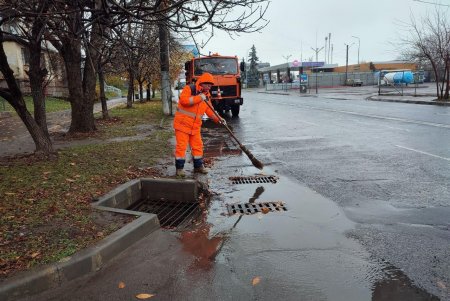 Фахівці КП «Міські дороги» під час дощів додатково очищують зливовідвідну систему Одеси (фото)