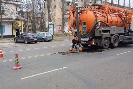 Фахівці КП «Міські дороги» під час дощів додатково очищують зливовідвідну систему Одеси (фото)