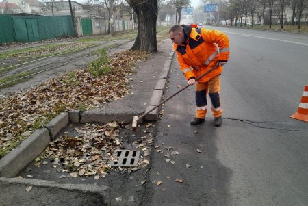 Фахівці КП «Міські дороги» під час дощів додатково очищують зливовідвідну систему Одеси (фото)