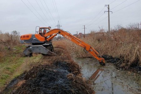 Фахівці КП «Міські дороги» під час дощів додатково очищують зливовідвідну систему Одеси (фото)