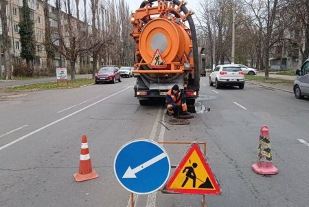 Фахівці КП «Міські дороги» під час дощів додатково очищують зливовідвідну систему Одеси (фото)