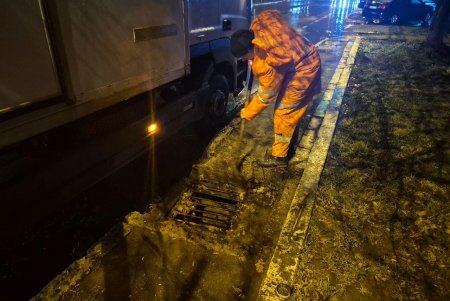 Фахівці КП «Міські дороги» під час дощів додатково очищують зливовідвідну систему Одеси (фото)