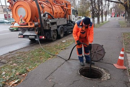 Фахівці КП «Міські дороги» під час дощів додатково очищують зливовідвідну систему Одеси (фото)