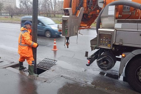 Фахівці КП «Міські дороги» під час дощів додатково очищують зливовідвідну систему Одеси (фото)