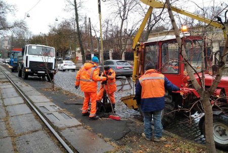 Фахівці КП «Міські дороги» під час дощів додатково очищують зливовідвідну систему Одеси (фото)