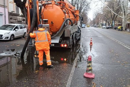 Фахівці КП «Міські дороги» під час дощів додатково очищують зливовідвідну систему Одеси (фото)