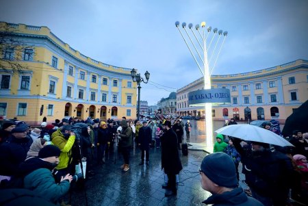 Першу свічку Ханукії запалили на Приморському бульварі Одеси (фото)