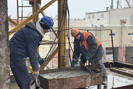 В Одесі продовжується відновлення 16-поверхового будинку на вулиці Середній (фото, відео)