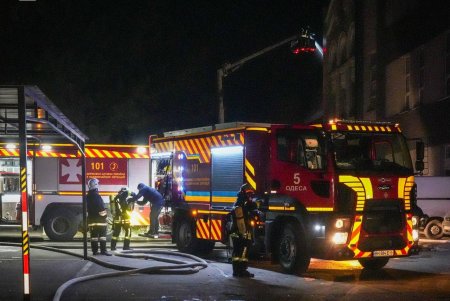 Одеса після обстрілу: пожежники ліквідовують наслідки (фото)