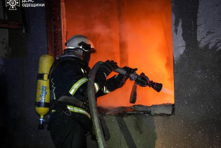 Одеса після обстрілу: пожежники ліквідовують наслідки (фото)