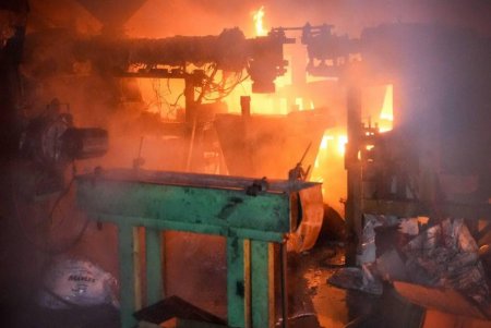 Одеса після обстрілу: пожежники ліквідовують наслідки (фото)