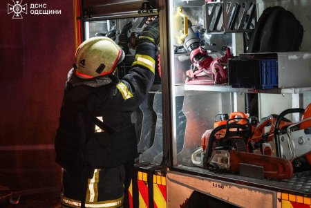 Одеса після обстрілу: пожежники ліквідовують наслідки (фото)