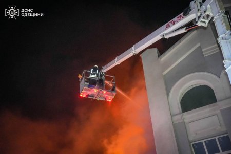 Одеса після обстрілу: пожежники ліквідовують наслідки (фото)