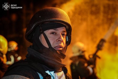 Одеса після обстрілу: пожежники ліквідовують наслідки (фото)