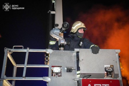 Одеса після обстрілу: пожежники ліквідовують наслідки (фото)